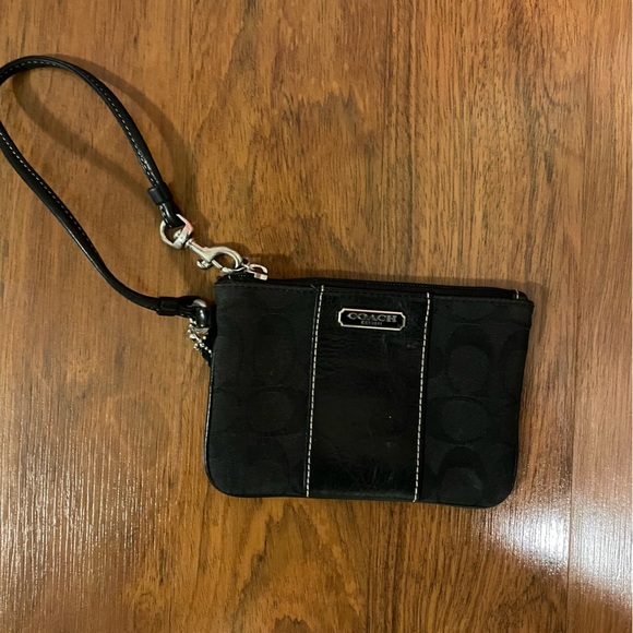 Coach wristletđź–¤ - Picture 1 of 3